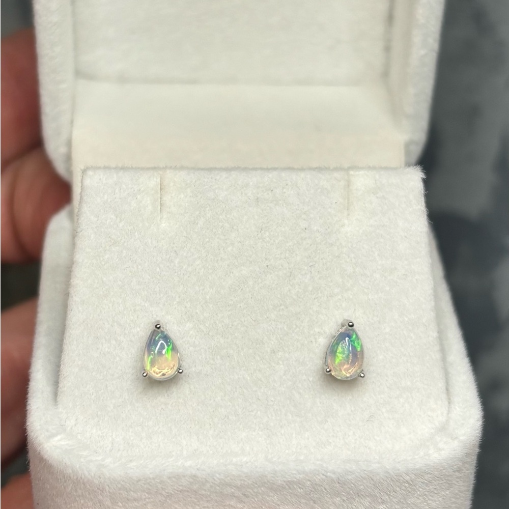 So Pretty! Geuine Fire Opal Teardrop 6x4mm Earrings in 925 Sterling Silver - Picture 7 of 7